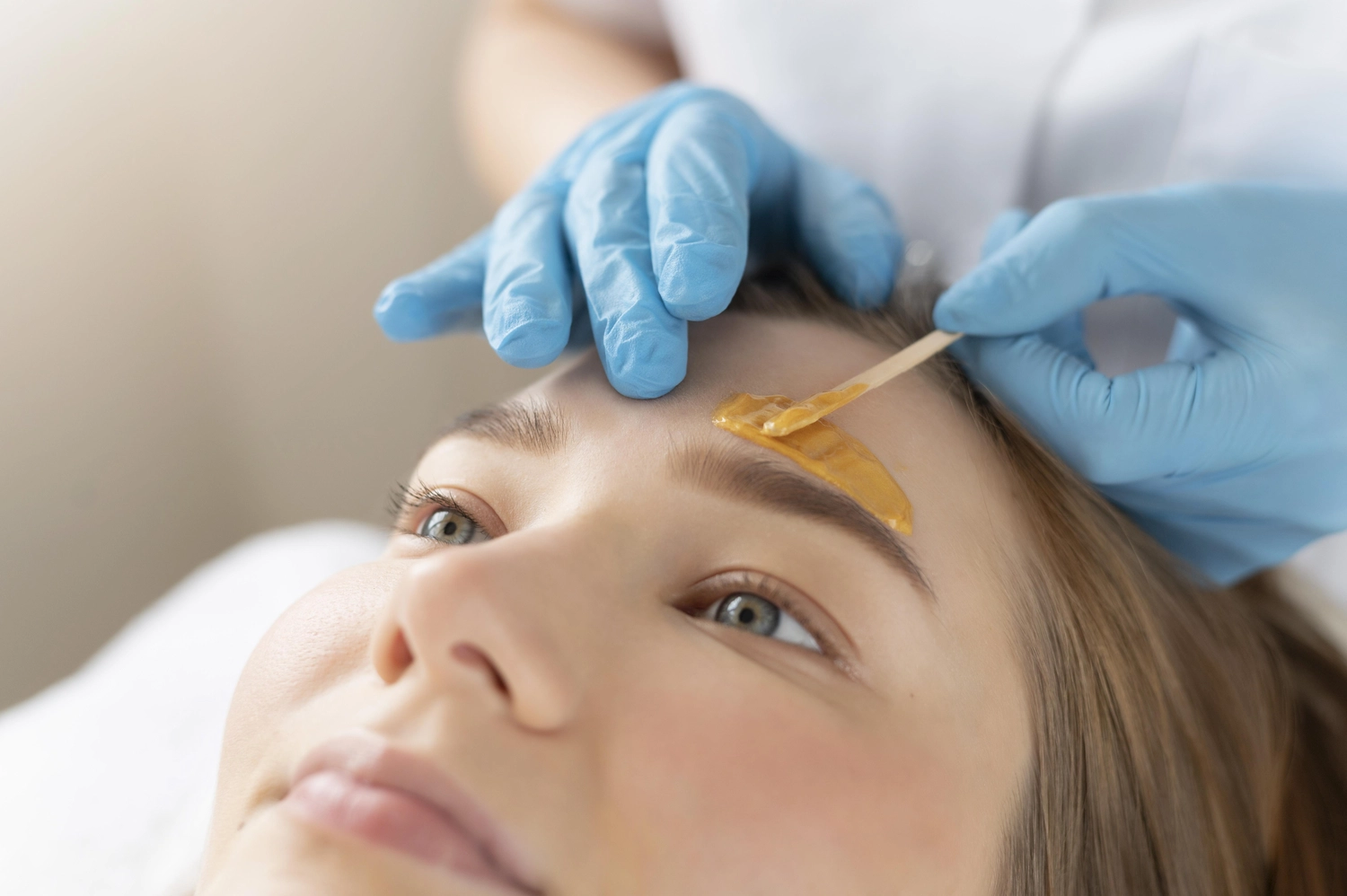 Beauty-Residenz Paderborn Zusatz zu Kosmetikbehandlungen Augenbrauenkorrektur mit Wax
